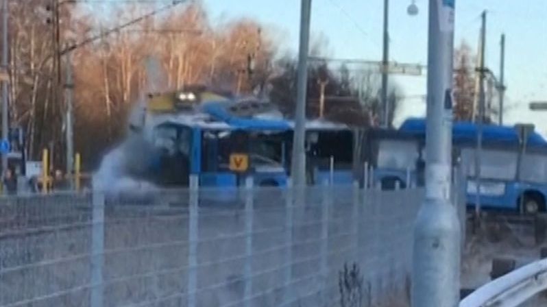 Vlak ve Švédsku rozmetal autobus uvízlý na přejezdu